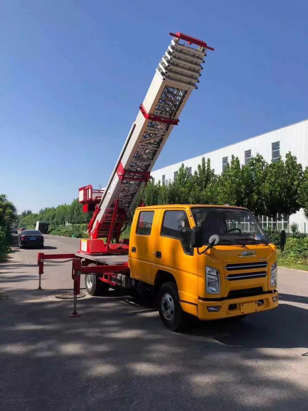 兴隆华侨农场附近的云梯车出租服务：轻松解决高空作业需求